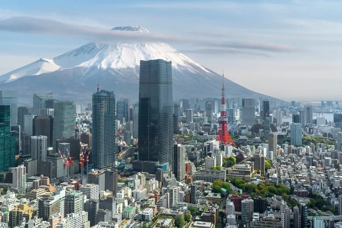 Tokyo Tower Building and Fujiyama Mountain – Tokyo, Japan Tenuta Santa Maria approda al Great Wines World di James Suckling a Tokyo – 5 novembre 2025